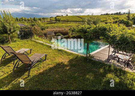 Nell'area compresa tra le sei ville, che appartiene alla tenuta della famiglia Zornitza, una piscina è alimentata dalla sorgente termale naturale. Lozenitsa, Sandanski, Bulgaria Foto Stock