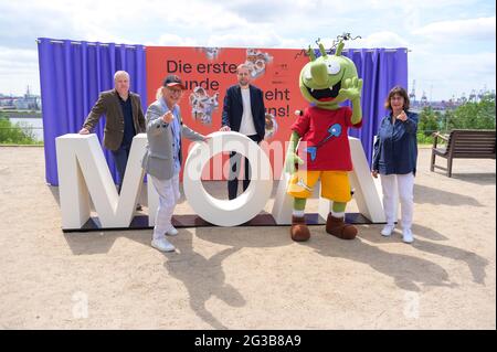 Amburgo, Germania. 15 giugno 2021. Christian Springer (l-r), regista e produttore cinematografico, si presenta ad un evento stampa con otto Waalkes, comico, attore e regista, Helge Albers, produttore cinematografico e amministratore delegato di Moin Filmförderung Hamburg Schleswig-Holstein GmbH, un personaggio del film d'animazione 'Die Olchis' e Sunna Isenberg, produttore cinematografico, al segno 'Moin'. In occasione della pubblicazione cinematografica nazionale del 01 luglio 2021, MOIN Filmförderung Hamburg Schleswig-Holstein sta riportando gli spettatori nelle sale con biglietti gratuiti per il cinema. Credit: Jonas Walzberg/dpa/Alamy Live News Foto Stock