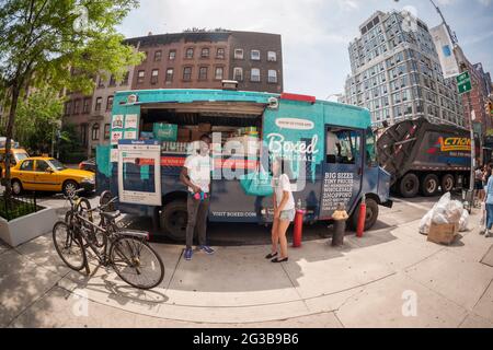 New York, Stati Uniti. 28 maggio 2015. Un camion che promuove Boxed, un'applicazione mobile che vende gli articoli alla rinfusa ai prezzi all'ingrosso è visto a Chelsea a New York il giovedì 28 maggio 2015. Boxed ha annunciato che si unirà a Seven Oaks Acquisition Corp. In un accordo SPAC. (Foto di Richard B. Levine) Credit: Sipa USA/Alamy Live News Foto Stock