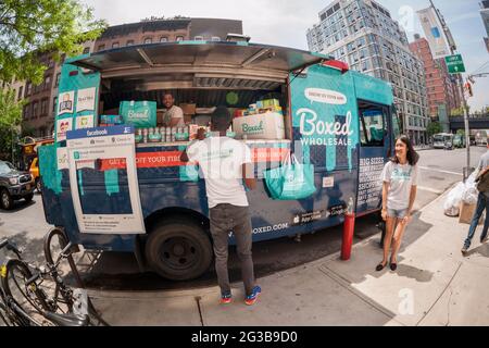 New York, Stati Uniti. 28 maggio 2015. Un camion che promuove Boxed, un'applicazione mobile che vende gli articoli alla rinfusa ai prezzi all'ingrosso è visto a Chelsea a New York il giovedì 28 maggio 2015. Boxed ha annunciato che si unirà a Seven Oaks Acquisition Corp. In un accordo SPAC. (Foto di Richard B. Levine) Credit: Sipa USA/Alamy Live News Foto Stock