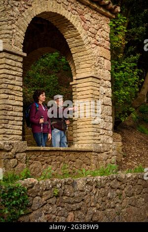 Escursionisti sul sentiero Degotalls, a Montserrat (Bages, Barcellona, Catalogna, Spagna) ESP: Senderistas en el camino de los Degotalls, en Montserrat Foto Stock