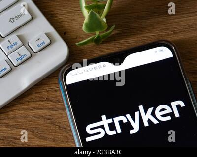 Ucraina. 15 giugno 2021. In questa illustrazione, sullo smartphone viene visualizzato il logo Stryker Corporation. (Foto di Valera Golovniov/SOPA Images/Sipa USA) Credit: Sipa USA/Alamy Live News Foto Stock