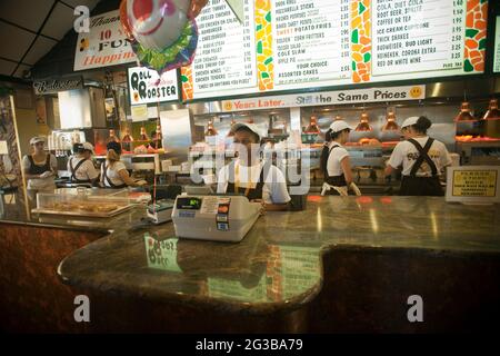 New York, Stati Uniti. 17 luglio 2010. Gli adolescenti che lavorano al Roll-N-Roaster fast food nel quartiere Sheepshead Bay di Brooklyn a New York si vedono sabato 17 luglio 2010. Il popolare ristorante indipendente di Brooklyn, in un tema in stile retrò degli anni '70, festeggia quarant'anni nella sua posizione, servendo migliaia e migliaia dei suoi famosi panini con roast beef immersi nella salsa. (Foto byÊRichard B. Levine) Credit: Sipa USA/Alamy Live News Foto Stock