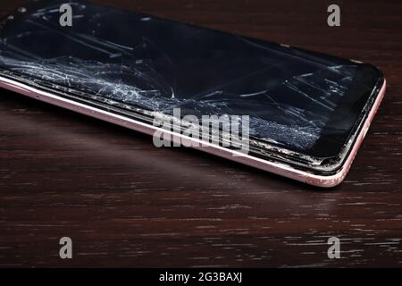 vetro dello smartphone rotto, chiocseup del telefono con schermo a sfioramento del sensore rotto. Foto Stock