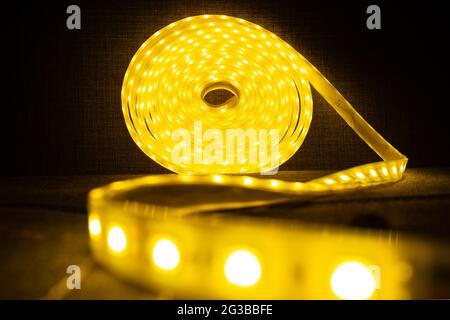 Rotolo LED di nastro decorativo brillante. Striscia luminosa a LED. Foto Stock