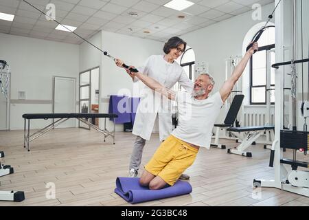 Atleta in fase di fisioterapia con fisioterapista Foto Stock