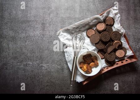 Spuntini popolari cioccolato con biscotti alle nocciole con uso di fuoco selettivo Foto Stock