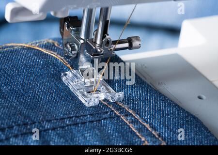 Jeans. Piede della macchina da cucire su tessuto di Jeans. Foto Stock