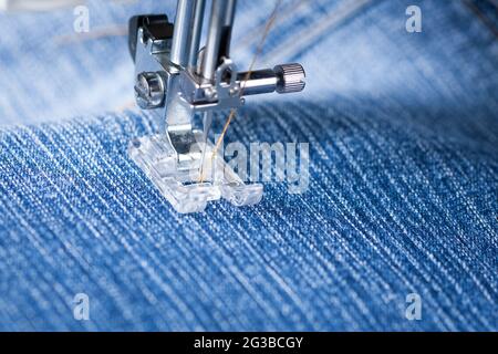 Jeans. Piede della macchina da cucire su tessuto di Jeans. Foto Stock
