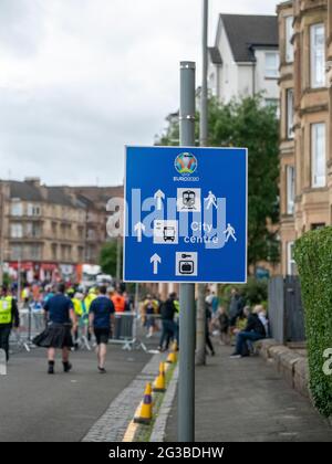 Glasgow, Scozia, Regno Unito. 14 giugno 2021: Un cartello pubblico e un cartello Euro 2020 fuori Hampden Park. Foto Stock