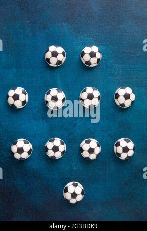 La disposizione tradizionale dei giocatori sul campo di calcio è quattro-quattro-due. I giocatori sono contrassegnati con torte al cioccolato sotto forma di palle per l'europa Foto Stock
