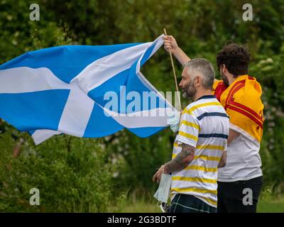 Glasgow, Scozia, Regno Unito. 14 giugno 2021: Due tifosi scozzesi che sventolano la bandiera. Foto Stock