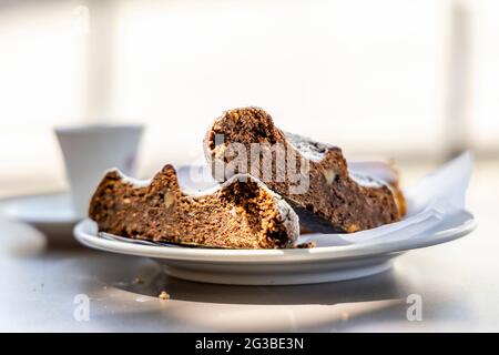 Dessert portoghese a base di farina di mais e miele chiamato Broa de mel con caffè sullo sfondo, Portogallo Foto Stock