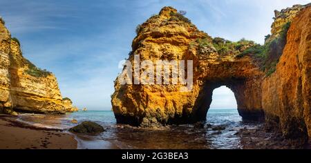 Grotte naturali e spiaggia, Algarve Portogallo Foto Stock