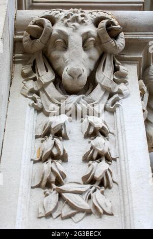 Primo piano di una RAM scolpita all'esterno di un edificio in Waterloo Place nel centro di Londra, Regno Unito. Foto Stock