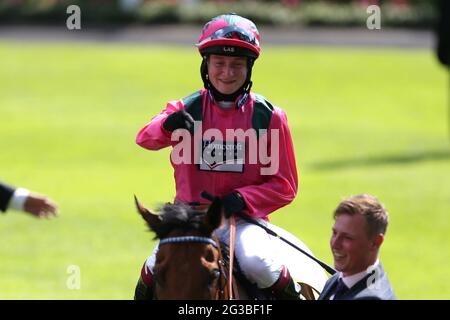 Oxted guidato dal jockey Cieren Fallon celebra la vittoria del Re Stand Stakes durante il giorno uno del Royal Ascot presso l'ippodromo di Ascot. Data immagine: Martedì 15 giugno 2021. Foto Stock