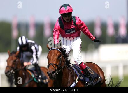 Oxted guidato dal jockey Cieren Fallon celebra la vittoria del Re Stand Stakes durante il giorno uno del Royal Ascot presso l'ippodromo di Ascot. Data immagine: Martedì 15 giugno 2021. Foto Stock