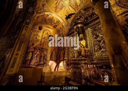 Scultura della Vergine di Montserrat nella nicchia dell'Abbazia di Montserrat (Bages, Barcellona, Catalogna, Spagna) ESP: Escultura de la Moreneta Foto Stock