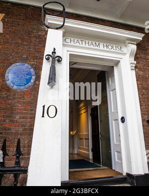 Londra, Regno Unito - 13 maggio 2021: Una targa sulla Chatham House a St. James’s Square a Londra, che segna il luogo in cui tre ex primi ministri hanno li Foto Stock