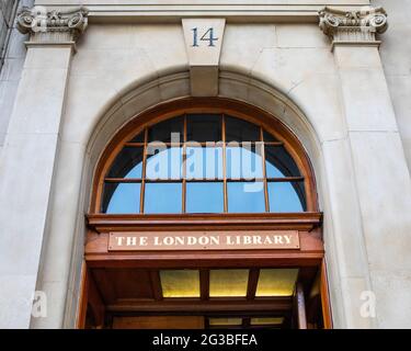Londra, Regno Unito - 13 maggio 2021: Vista esterna della London Library nella storica St. James's Square a Londra, Regno Unito. Foto Stock