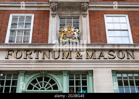 Londra, Regno Unito - 13 maggio 2021: Primo piano del logo Fortnum e Mason sul retro esterno del loro negozio su Piccadilly a Londra, Regno Unito. Foto Stock