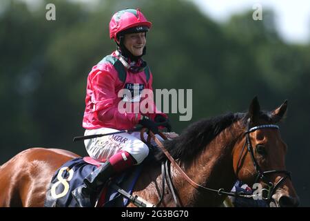 Oxted guidato dal jockey Cieren Fallon celebra la vittoria del Re Stand Stakes durante il giorno uno del Royal Ascot presso l'ippodromo di Ascot. Data immagine: Martedì 15 giugno 2021. Foto Stock