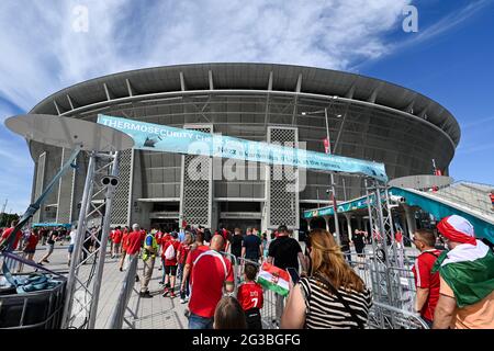 15 giugno 2021, Ungheria, Budapest: Calcio: Campionato europeo, Ungheria - Portogallo, turno preliminare, Gruppo F, giorno 1 alla Puskás Arena. I tifosi arrivano allo stadio prima della partita, dove la temperatura corporea viene misurata automaticamente all'ingresso. Importante: Solo per scopi redazionali di segnalazione di notizie. Non utilizzato per scopi commerciali o di marketing senza previa approvazione scritta della UEFA. Le immagini devono apparire come immagini fisse e non devono emulare le riprese video con azione di corrispondenza. Le fotografie pubblicate su pubblicazioni online (via Internet o altro) hanno un intervallo di almeno 20 Foto Stock