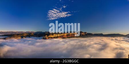 Alba con un mare di nuvole sul lago artificiale di Sau, guardando le scogliere Tavertet. Vista dalla Roca del Migdia, Osona, Barcellona, Catalogna, Spagna Foto Stock