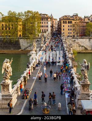 Roma, Italia. Ponte di Sant'Angelo visto da Castel Sant'Angelo. Il centro storico di Roma è patrimonio dell'umanità dell'UNESCO. Foto Stock