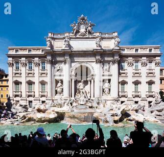 Roma, Italia. La Fontana di Trevi barocca del XVIII secolo progettata da Nicola Salvi. La figura centrale rappresenta l'Oceano ed è stata scolpita da Pietro Br Foto Stock