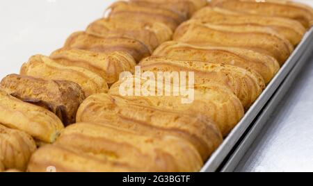 Torte crema pasticcera fresche si trovano sul tavolo, sfondo, pasticceria, fatta a mano, deliziosa Foto Stock