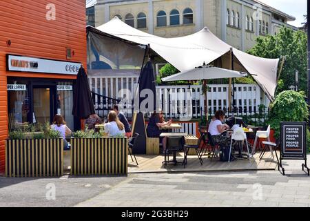 Ristorante con clienti che mangiano fuori sul marciapiede Bristol, Whiteladies Rd, UK Foto Stock