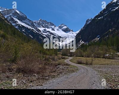 Sentiero in ghiaia che attraversa l'idilliaca valle dell'Oytal vicino a Oberstdorf, Baviera, Germania nelle Alpi dell'Allgeau nella stagione primaverile con maestose montagne. Foto Stock