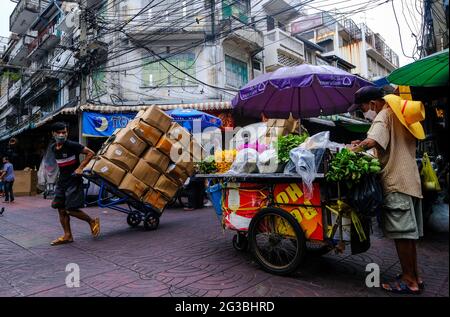 Lavoratori e venditori ambulanti lavorano quotidianamente a Chinatown, Bangkok, Thailandia Foto Stock