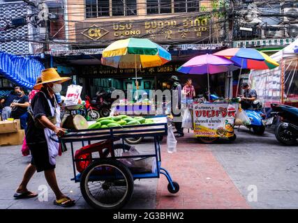 I venditori ambulanti di strada escono il loro commercio quotidiano a Chinatown, Bangkok, Tailandia. Foto Stock