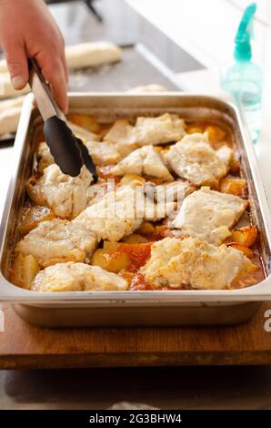 Teglia da forno con pesce appena preparato Foto Stock