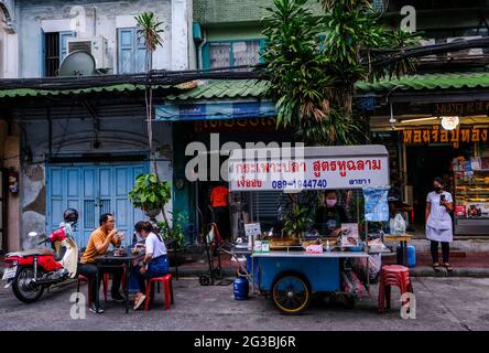 La gente mangia cibo di strada in un ristorante all'aperto a Chinatown, Bangkok, Thailandia Foto Stock