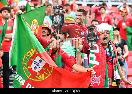 15 giugno 2021, Ungheria, Budapest: Calcio: Campionato europeo, Ungheria - Portogallo, turno preliminare, Gruppo F, Giornata 1 all'Arena di Puskás. I tifosi portoghesi festeggiano nello stadio prima della partita. Importante: Solo per scopi redazionali di segnalazione di notizie. Non utilizzato per scopi commerciali o di marketing senza previa approvazione scritta della UEFA. Le immagini devono apparire come immagini fisse e non devono emulare le riprese video con azione di corrispondenza. Le fotografie pubblicate su pubblicazioni online (via Internet o altro) devono avere un intervallo di almeno 20 secondi tra la pubblicazione. Foto: Robert Michael/ Foto Stock