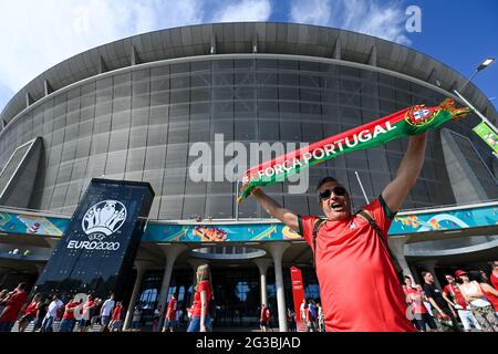 15 giugno 2021, Ungheria, Budapest: Calcio: Campionato europeo, Ungheria - Portogallo, turno preliminare, Gruppo F, Giornata 1 all'Arena di Puskás. Un fan portoghese festeggia fuori dallo stadio. Importante: Solo per scopi redazionali di segnalazione di notizie. Non utilizzato per scopi commerciali o di marketing senza previa approvazione scritta della UEFA. Le immagini devono apparire come immagini fisse e non devono emulare le riprese video con azione di corrispondenza. Le fotografie pubblicate su pubblicazioni online (via Internet o altro) devono avere un intervallo di almeno 20 secondi tra la pubblicazione. Foto: Robert Michael/dpa-Zentra Foto Stock