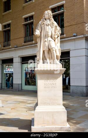 LONDON CHELSEA KINGS STATUA STRADALE DI HANS SLOANE IN PIAZZA DUKE OF YORK Foto Stock