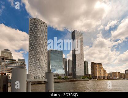 LONDRA INGHILTERRA FIUME TAMIGI E GRATTACIELI A CANARY WHARF Foto Stock