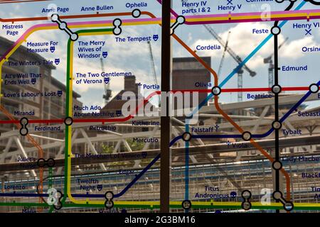 LONDRA INGHILTERRA UBER BOAT BY THAMES CLIPPERS BANKSIDE PIER UNDERGROUND MAPPA DEI PERSONAGGI NELLE OPERE DI SHAKESPEARE Foto Stock