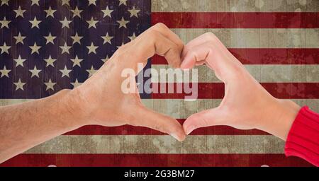 Composizione di due mani che fanno la forma del cuore sopra le stelle e le strisce americane bandiera Foto Stock