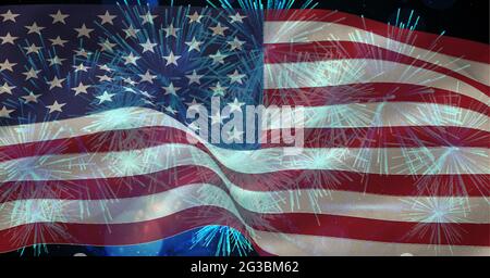 Composizione di bandiera americana che si inchera su fuochi d'artificio blu nel cielo notturno Foto Stock