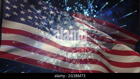 Composizione di bandiera americana che si inchera su fuochi d'artificio blu nel cielo notturno Foto Stock