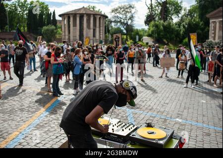 Roma, Italia 02/06/2021: Manifestazione 'Black Lives Matter Rome' per protestare contro il razzismo e per chiedere la ridefinizione dei criteri per la concessione della cittadinanza italiana. © Andrea Sabbadini Foto Stock