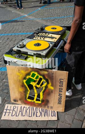 Roma, Italia 02/06/2021: Manifestazione 'Black Lives Matter Rome' per protestare contro il razzismo e per chiedere la ridefinizione dei criteri per la concessione della cittadinanza italiana. © Andrea Sabbadini Foto Stock