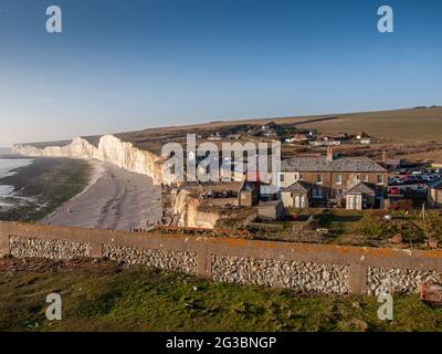 Una vista di Birling Gap nel 2009 prima dell'erosione della scogliera. La casetta di sinistra è stata demolita e i gradini sono tornati a causa dell'erosione. Foto Stock