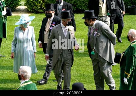 Il Principe di Galles (centro) e la Duchessa di Cornovaglia parlano a sua altezza Sheikh Hamad bin Abdullah al-Thani durante il giorno uno del Royal Ascot all'ippodromo di Ascot. Data immagine: Martedì 15 giugno 2021. Foto Stock