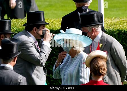 Il Principe di Galles (a destra) e la Duchessa di Cornovaglia parlano a sua altezza Sheikh Hamad bin Abdullah al-Thani durante il giorno uno del Royal Ascot all'ippodromo di Ascot. Data immagine: Martedì 15 giugno 2021. Foto Stock